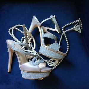 NWOT Pelle Moda Silver Leather Platform Heels 9